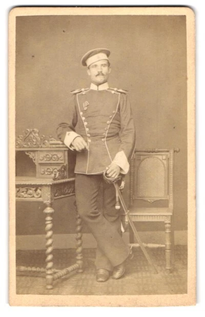 Fotografie unbekannter Fotograf und Ort, Ulan in Uniform mit Orden, Säbel & Sch