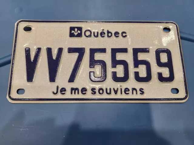 Quebec Plate License VV75559 (Small Flat)