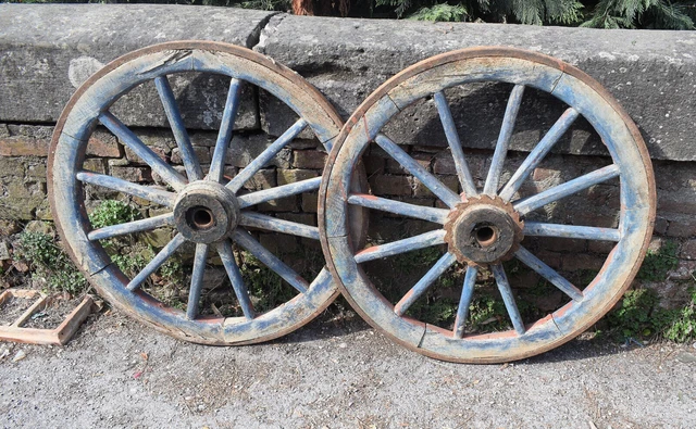 ALTES WAGENRAD, paarweise, aus HOLZ UND EISEN Wagenrad mit 88 Durchmesser