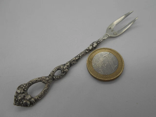 Fourchette à Cornichons Pickle Devil - Accessoire Cuisine Gothique En Acier Inoxydable Avec Tête De Mort Et Cornes