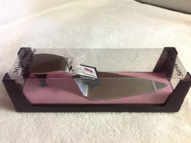 Servidor de pasteles de boda, tacones altos diseños de ojos salvajes nuevo en caja fondo rosa con arco rosa