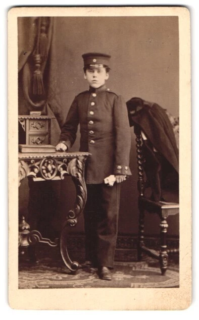 Fotografie G. Steffens, Potsdam, Potsdamerstr. 116a, Kadett in Uniform mit Schi