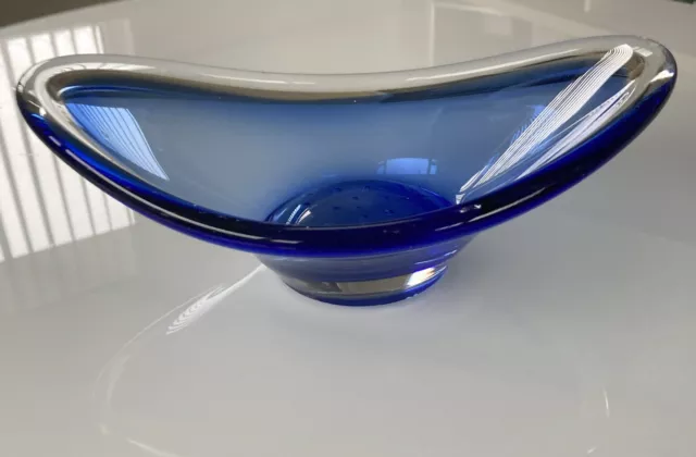 Mid Century 1960er Jahre blaue Kunst Glas Mittelstück Schüssel mit kontrollierter Luftblasenbasis