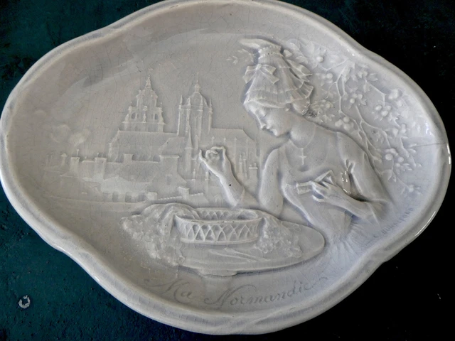 Plat Faience Ancien signé C.BONNEFOND Art Nouveau Normandie Brodeuse Déposé