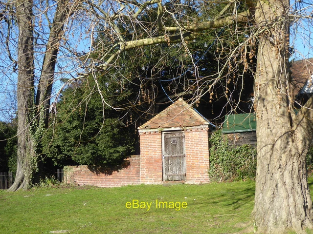 Photo 6x4 The former village lockup, Yalding Congelow On the corner of Ya c2018