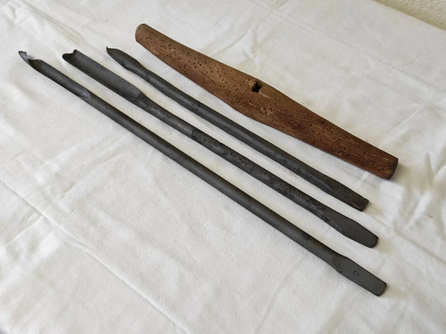 Lot de 3 anciens outils à bois, gouge, vrille