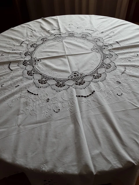 Nappe brodee d'occasion - Arts de la table