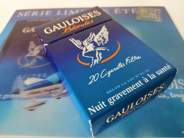 Ancien Paquet De Cigarettes Gauloises, Le Français Typique Sur Un Fond Blanc Dentelle France Image218680368