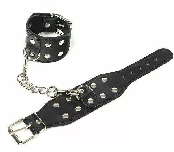 Menottes en "cuir" noires avec rivets / SM / Soumission / Bondage