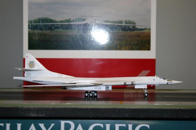 Modello Aereo Tupolev TU-160 Scala 1:200 In Pressofusione – Giocattolo Da Collezione Per Appassionati Di Aviazione