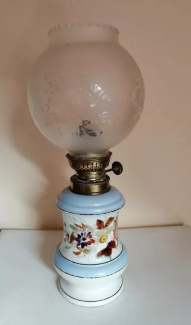 Ancienne lampe à pétrole en porcelaine , décor floral , vieux Paris