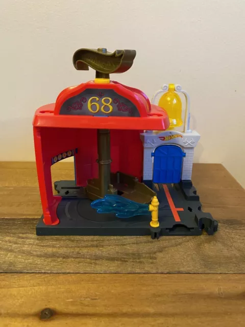 Hot Wheels City Downtown Fire Station Spinout Playset Car FMY96