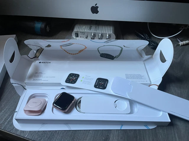 Apple Watch Series 6 40mm Gold Aluminum .