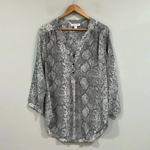 Amour Vert Gray 100% Silk 3/4 Sleeve V-Neck Blouse L NWOT