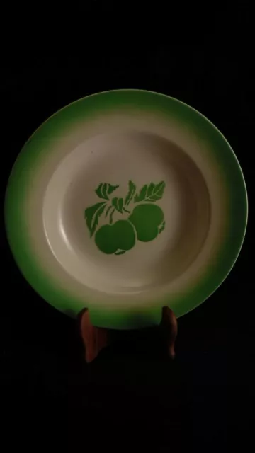 Plat creux en faience de Sarreguemines, décor au pochoir de pommes Art Déco