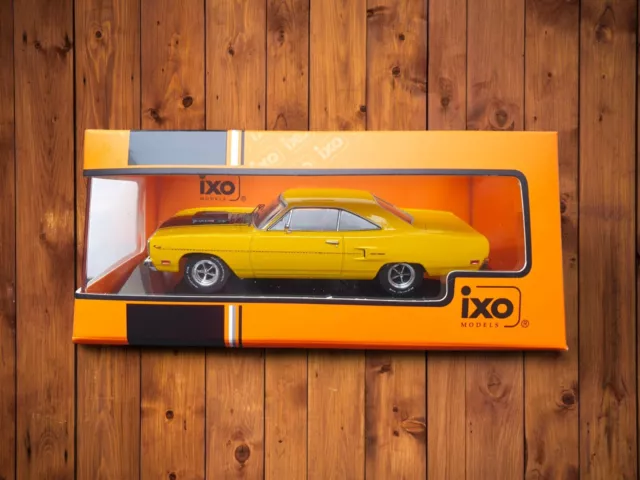 Miniature Ixo models Plymouth road runner 1/43 jaune