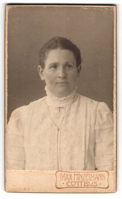 Fotografie Max Hinzelmann, Cottbus, Portrait Dame im hellen Kleid mit Halskette