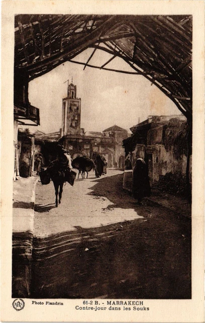 CPA AK MARRAKECH - Contre jour dans les Souks MAROC (796481)