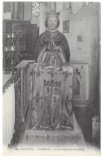 BOURGES 18 Cathédrale La Statue Duchesse Jean de Berry CPA écrite vers 1910-20