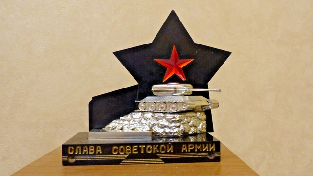 Lampe Torche Vintage URSS En Plastique Rouge - Collection Soviétique