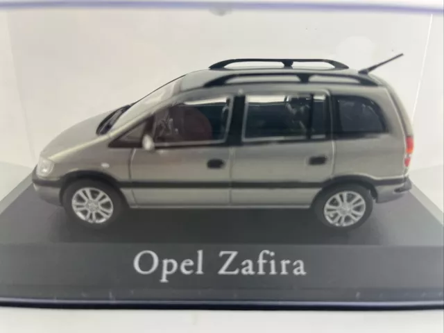 #758 MiniChamps - 1:43 - Opel Zafira - in PC-Box *silber/grau*