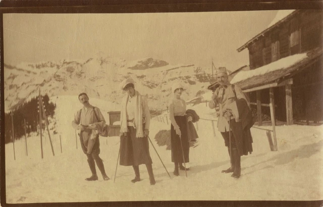Photo Ancienne - Vintage Snapshot - Montagne Neige Mode Promenade -Mountain Snow
