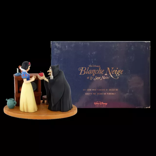 DISNEY SNOW WHITE Old Hag Poison Apple Figural Scene 399/2500 Figurine
