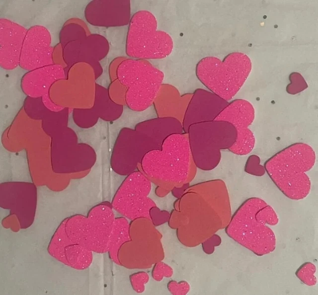 Confeti de corazón rosa de tamaño mixto