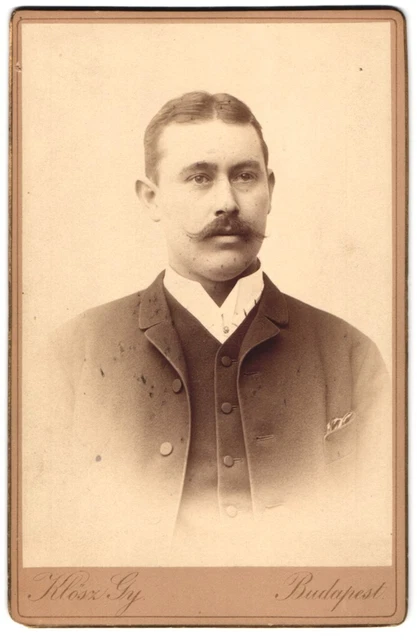 Fotografie Klösz György, Budapest, IV. hatvani utcza 18 sz., junger Herr mit Sc