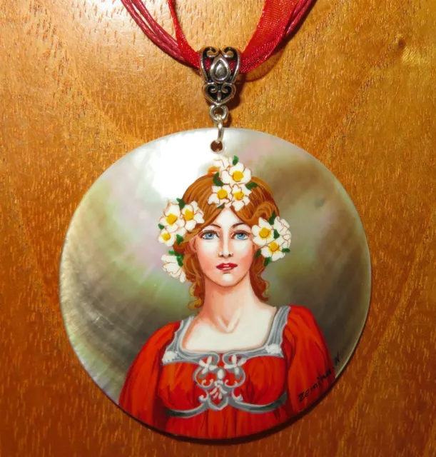 Pendentif Elisabeth Sonrel Fille en Rouge Main Peint Coque Art Nouveau