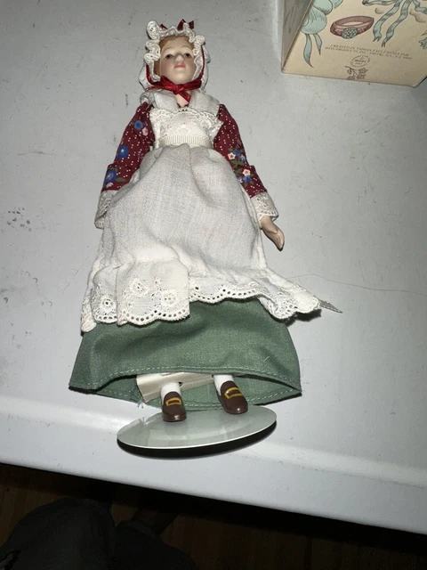 87’ VINTAGE AVON Early American Girl Porcelain Doll FASHION OF AMERICAN TIMES 3