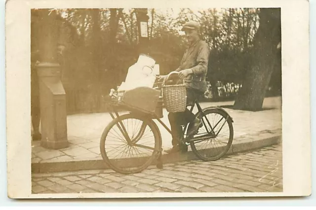 Carte Photo à identifier - Homme à vélo, avec des paniers et un grand po - 20438