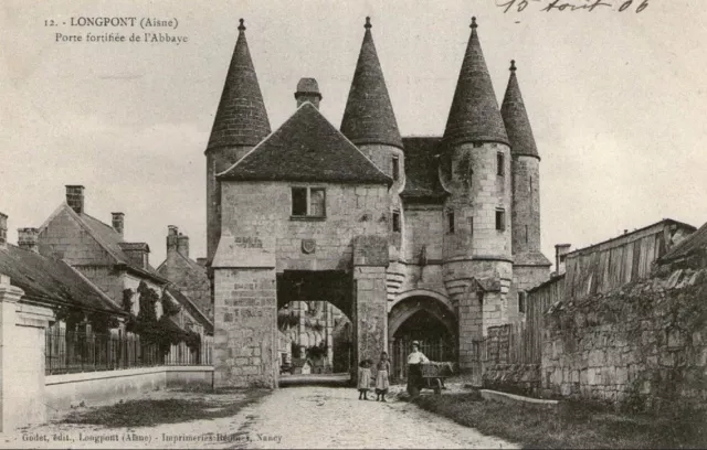 Y17 / Dept 02 Aisne Cpa 1900 Longpont Porte De L´abbaye Anime +++ / Tbe