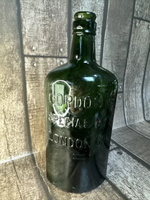 Gordon's London Dry Gin Round Victory Bottle 94.4 Proof 1945