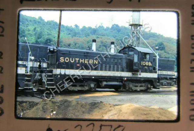 Original '74 Kodachrome Slide SOU Southern 1069 NW2 AGS Ludlow, KY       31F55