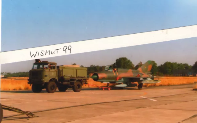NVA-Foto Oldtimer DDR VEB IFA LKW W 50 Anlaßaggregat mit Flugzeug Mig 21