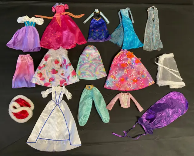 Barbie et Disney Lot 15 Vêtements Princesses et Autres - Dans l'Etat