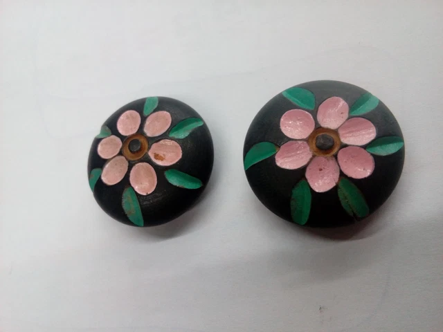 Deux anciens boutons en bois peint décor fleurs
