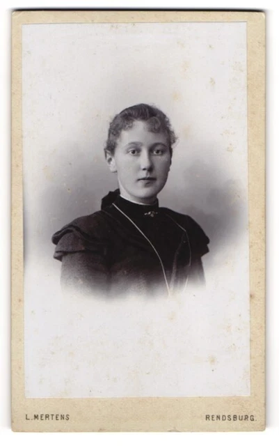 Fotografie Ludwig Mertens, Rendsburg, Am Gymnasium, Junges Mädchen mit Stirnloc