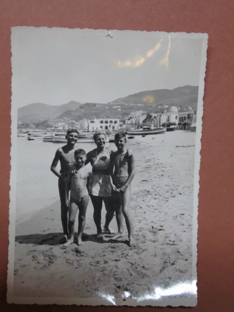 Vecchia foto d epoca bagnanti sulla spiaggia di CASALVELINO barche in costume da