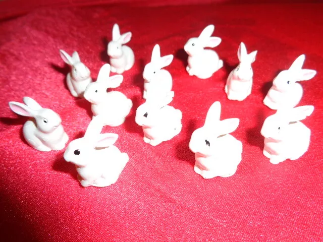 12 Osterhasen kleine ca. 2 cm weiß sitzend Poly Osterdeko Streudeko Klebe  NEU