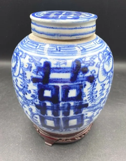 Chinesische Deckelvase Ingwerglas auf Holzständer - 6 Zoll weiß & blau Keramik