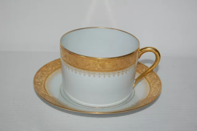 Tasse à thé  en porcelaine de Limoges, double dorure polit à L'agate.