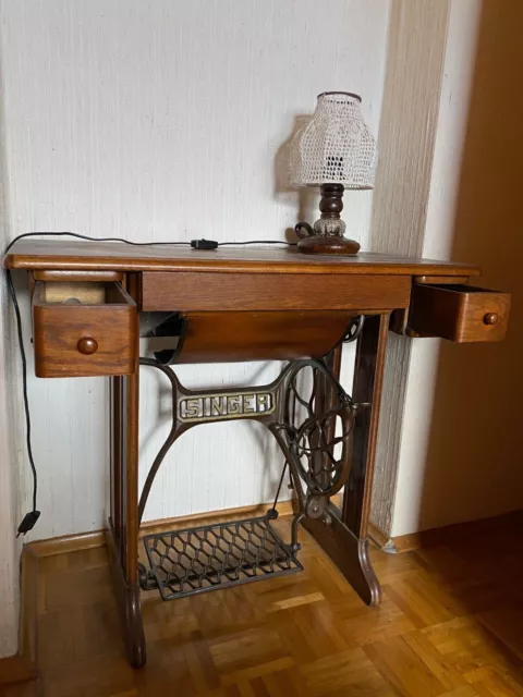 Antike Singer Tisch-Nähmaschine mit zugehöriger Lampe, funktionsfähig