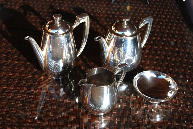 CHRISTOFLE Service à thé et à café ( 5 pièces) en métal argenté et ébène Il comprend : un grand plateau oval avec anses (53 cm) une cafetière, une théière, un sucrier