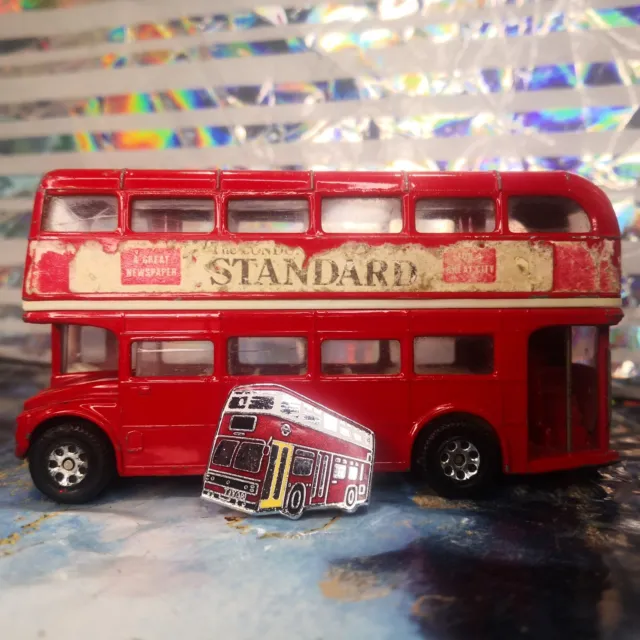 Leyland Titan Abzeichen & Corgi Routemaster East Ham London Bus Abend Standard Anzeige