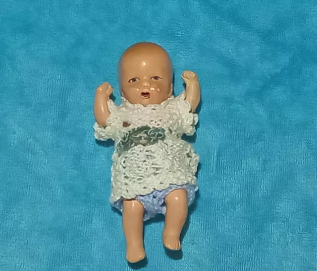 Antike kleine süsse Puppe Baby Kleinkind Keramik Puppenstube ca. 9 cm