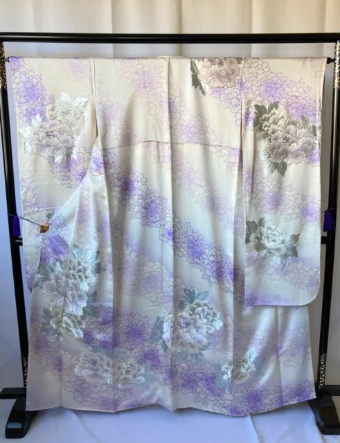 Vintage Japanese kimono - Furisode Kimono robe with beautiful embroidary in Silk