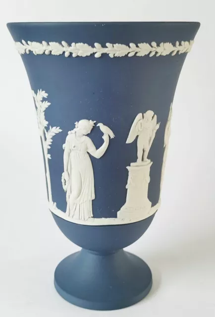 Wedgwood Jasperware Portland Azul con Base Jarrón - 19.1cm