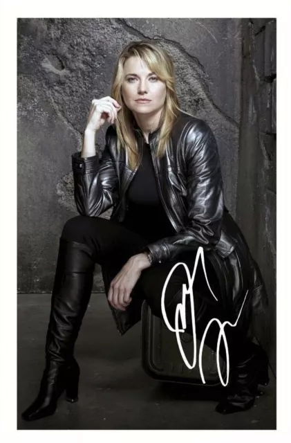 Lucy Lawless - Battlestar Galactica Autograph Signed Photo Poster